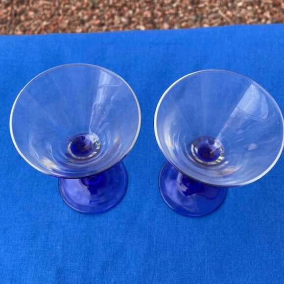 Memphis style zigzag wine glasses with cobalt blue base. - Picture 4 of 5